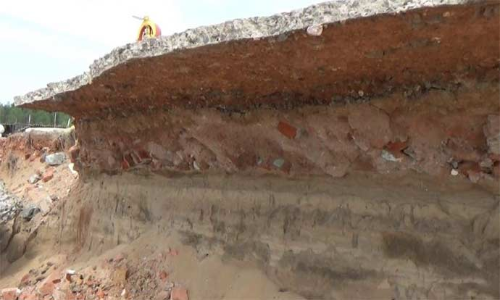 நெம்மேலி குப்பத்தில் கடல் அரிப்பு ஏற்பட்டு ஆபத்தான நிலையில் அந்தரத்தில் தொங்கும் சிமெண்ட் சாலை