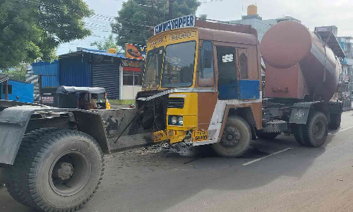 சாலை தடுப்பு சுவரில் சிமெண்ட் கலவை லாரி மோதி விபத்து- 3 மணி நேரம் போக்குவரத்து பாதிப்பு