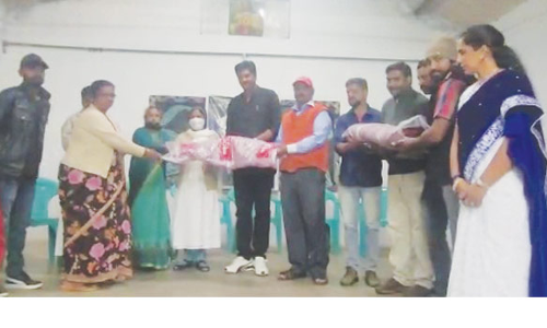 பள்ளி குழந்தைகளுக்கு  சீருடைகள்