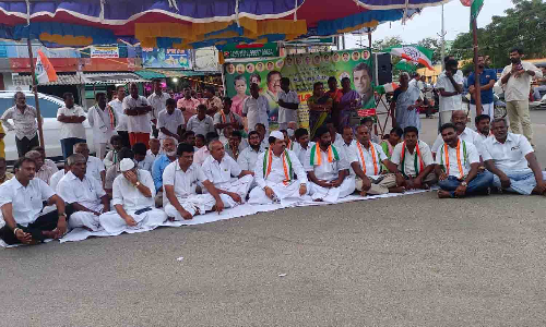 பல்லடத்தில் காங்கிரஸ் கட்சி சார்பில் அறப்போராட்டம்