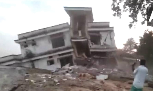 அசாமில் வெள்ளத்திற்குள் மூழ்கிய காவல் நிலையம்