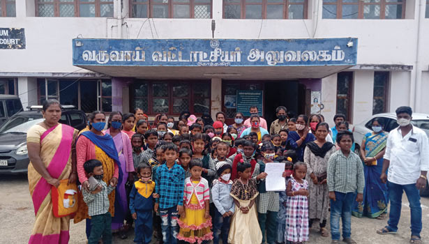 ஜமாபந்தியில் மனு கொடுக்க வந்த பள்ளி மாணவ-மாணவிகள் ஜமாபந்தியில் மனு கொடுக்க வந்த பள்ளி மாணவ-மாணவிகள்