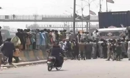 பாகிஸ்தானில் தொடர் மின்வெட்டு: மக்கள் வீதியில் இறங்கி போராட்டம்