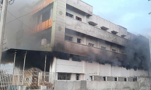 ராஜபாளையத்தில் எலெக்ட்ரிக் கடையில் தீ விபத்து- ரூ.1 கோடி மதிப்பிலான பொருட்கள் எரிந்து சேதம்