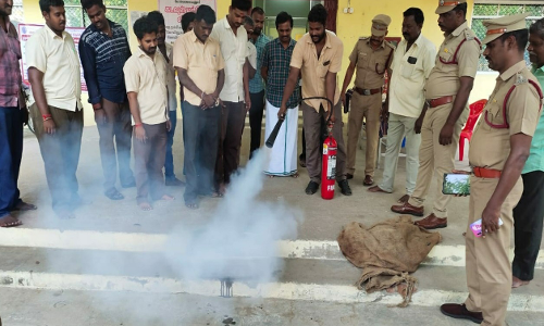 மேல்மலையனூரில்  தீயணைப்பு விழிப்புணர்வு முகாம்