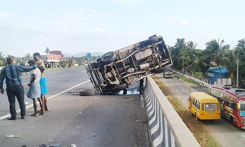 அம்மையநாயக்கனூர் அருகே தாறுமாறாக ஓடிய கார் விபத்தில் 3 பேர் படுகாயம்