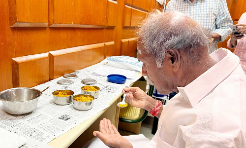 மாணவர்களுக்கு வழங்கப்படும் மதிய உணவை பரிசோதித்த ரங்கசாமி