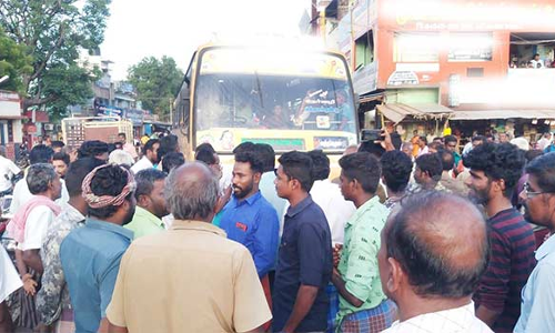 நிலக்கோட்டையில் தனியார் பஸ்சை சிறைபிடித்து மக்கள் போராட்டம்