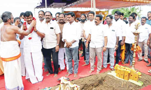 ரூ.2.17 கோடி மதிப்பீட்டில் சாலை-குளம் தூர்வாரும் பணிகள்- அமைச்சர் சா.மு. நாசர் தொடங்கி வைத்தார்