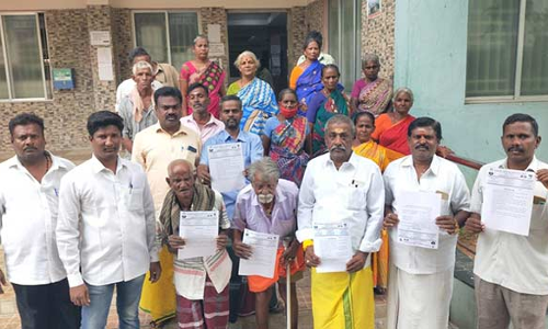 மாநகராட்சி அலுவலகத்தில் துப்புரவு தொழிலாளர்கள் முற்றுகை