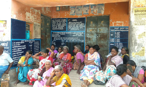 திட்டக்குடி அருகே ரேசன்கடையில் பெண்கள் முற்றுகை- தர்ணா