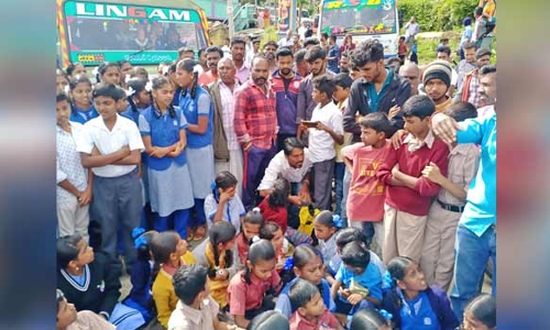 சாலையை சரிசெய்ய கோரி ஏற்காடு மலை கிராம மக்கள் பள்ளி குழந்தைகளுடன் சாலை மறியல்