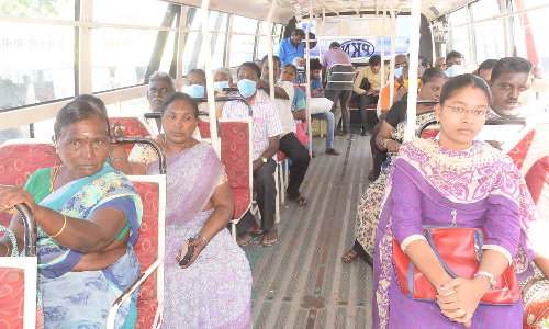 ஈரோட்டில் முககவசம் அணியாமல் அலட்சியமாக செல்லும் மக்கள்