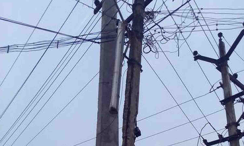 பழுதடைந்த மின்கம்பங்களை மாற்ற மின்வாரிய அதிகாரிகளுக்கு கலெக்டர் உத்தரவு