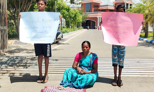 கடலூர் கலெக்டர்  அலுவலகம் முன்பு 2 மகன்களுடன் தாய் திடீர் தர்ணா போராட்டம்
