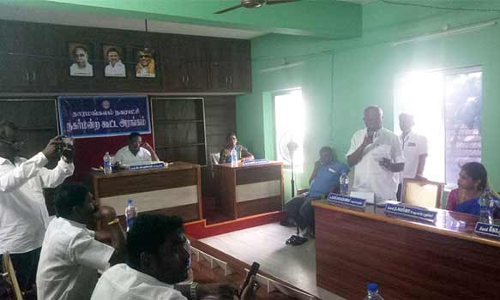 தாரமங்கலம் நகராட்சி கூட்டத்தில் அ.தி.மு.க.வினர் கடும் வாக்குவாதம்