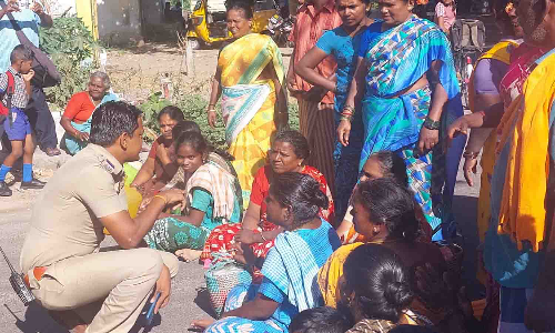 தாராபுரத்தில் குடிநீர் கேட்டு காலிகுடங்களுடன் திடீர் சாலை மறியல்