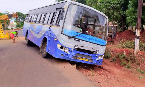 பாவூர்சத்திரத்தில் இன்று அதிகாலை 4 வழி சாலைக்காக தோண்டப்பட்ட  பள்ளத்தில் பாய்ந்த அரசு பஸ்- அதிர்ஷ்டவசமாக பயணிகள் உயிர்தப்பினர்