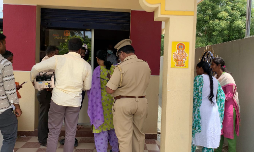 ஏலசீட்டு நடத்தி ரூ.25 கோடி சுருட்டிய விவகாரம்:  சரணடைந்தவர் வீட்டில் பொருளாதார  குற்றப்பிரிவு போலீசார் அதிரடி சோதனை