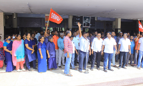 அக்னிபத் திட்டத்திற்கு எதிர்ப்பு, ஆதரவு தெரிவித்து  ரெயில்வே சங்கத்தினர்  நடத்திய போட்டி ஆர்ப்பாட்டத்தால் பரபரப்பு