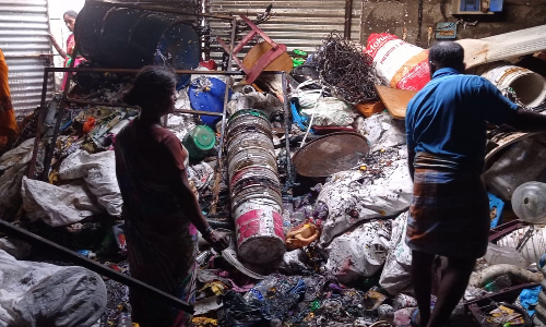 பழைய இரும்பு  குடோனில் தீ விபத்து