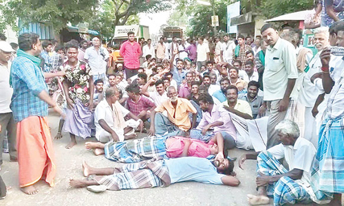 பருத்தி விவசாயிகள் சாலை மறியல்