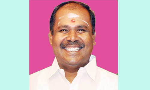 பொது இடத்தில் காலில் விழும் உரிமையை யார் கொடுத்தது?-உதயகுமார் கேள்வி