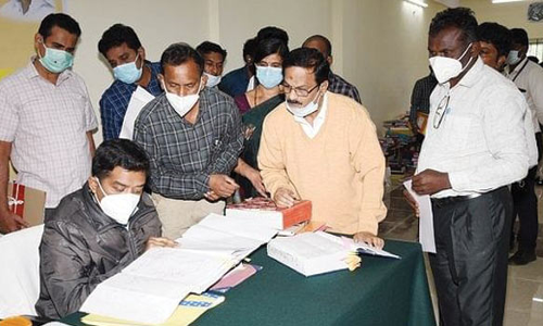 ஜமாபந்தி நிகழ்ச்சியில்  பதிவேடுகளை ஆய்வு செய்த கலெக்டர் அம்ரித்