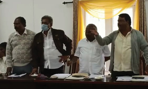 துணைத் தலைவர் குற்றச்சாட்டால் அ.தி.மு.க. கவுன்சிலர்கள் வாக்குவாதம்