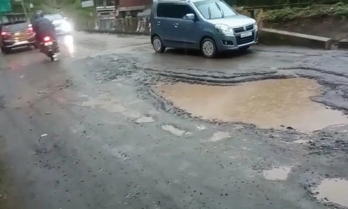 பாலத்தின் அருகே சேதம் அடைந்த சாலை