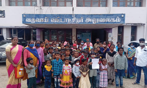 ஜமாபந்தியில் மனு கொடுக்க வந்த பள்ளி மாணவ-மாணவிகள்