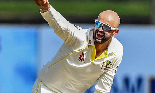 நாதன் லயன் சுழலில் சிக்கிய இலங்கை- 212 ரன்னில் ஆல் அவுட்