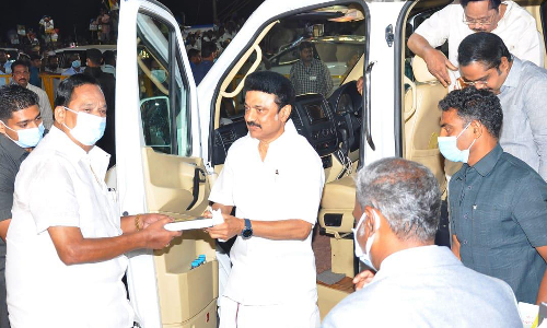 ராணிபேட்டை டோல்கேட்டில் முதல்-அமைச்சர் மு.க.ஸ்டாலினுக்கு எழுச்சிமிகு வரவேற்பு