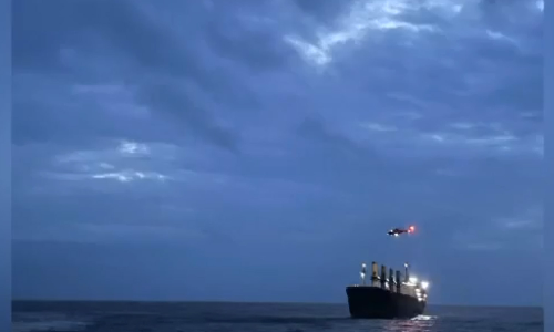 கொச்சி அருகே கடலில் தத்தளித்த 5 மீனவர்கள் ஹெலிகாப்டர் மூலம் மீட்பு