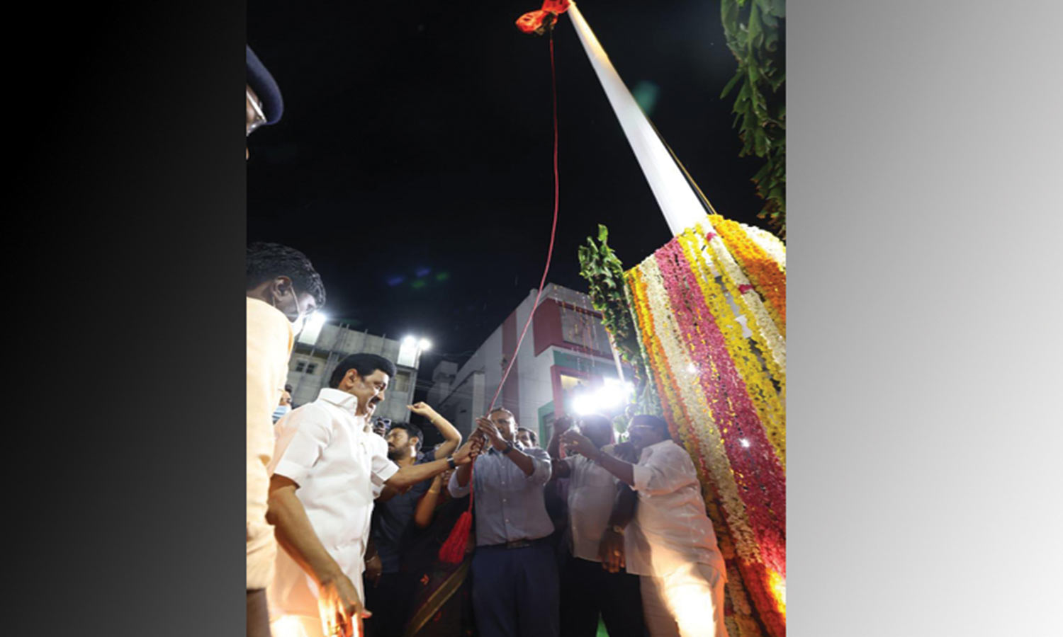 முதல் அமைச்சர் மு.க.ஸ்டாலின் தி.மு.க. கொடி ஏற்றி வைத்தார்