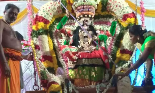 அங்காளபரமேஸ்வரி அம்மன் கோவிலில் ஊஞ்சல் உற்சவம்