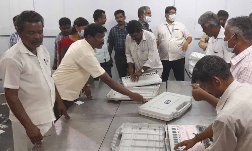 பல்லடம் தாலுகா அலுவலகத்தில் வைக்கப்பட்டுள்ள மின்னணு வாக்குப்பதிவு எந்திரங்களுக்கு பலத்த பாதுகாப்பு