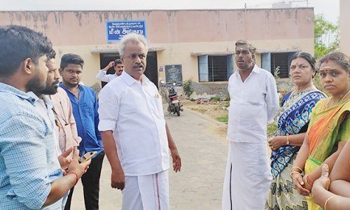 மீன் விற்பனை கூடத்தில் தூய்மை பணி