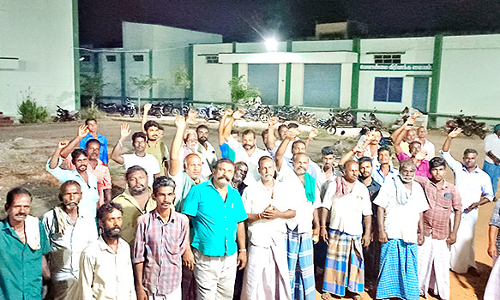 பருத்தி விவசாயிகள் சாலை மறியல்