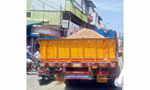 தார்பாய் கொண்டு மூடாமல் மணல் ஏற்றிச்செல்லும் லாரிகளால் வாகன ஓட்டிகள் அவதி