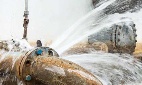 பரமத்திவேலூர் காவிரி ஆற்றுப் பாலத்தில் குடிநீர் குழாய் உடைப்பு