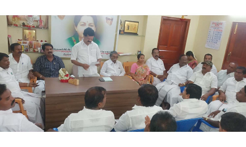 கிருஷ்ணகிரி கிழக்கு மாவட்ட அ.தி.மு.க. கூட்டம்:  எடப்பாடி பழனிச்சாமியை  ஒற்றை தலைமையாக ஏற்க வேண்டும்