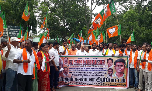 கல்குவாரிகளை மூட வலியுறுத்தி  தேன்கனிக்கோட்டையில் ஆர்ப்பாட்டம்