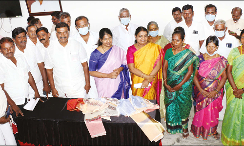 பா.ஜனதா கட்சியில் இணைந்ததாக கூறப்பட்ட13 பஞ்சாயத்து தலைவர்கள் கனிமொழி எம்.பி.யுடன் சந்திப்பு