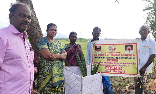 வயல்வெளிகளில் விவசாயிகளை சந்தித்த வேளாண் அதிகாரிகள்