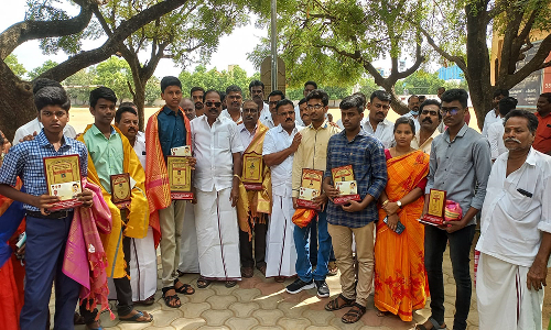 கள்ளக்குறிச்சி அரசு பள்ளியில்  முதல் 3 இடம் பிடித்த  மாணவர்களுக்கு நினைவு பரிசு   நகர்மன்ற தலைவர் வழங்கினார்