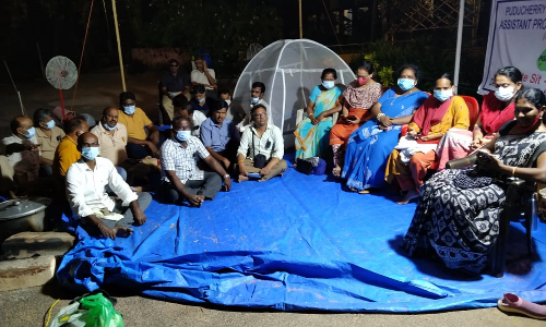 கல்லூரி பேராசிரியர்கள் விடிய, விடிய போராட்டம்