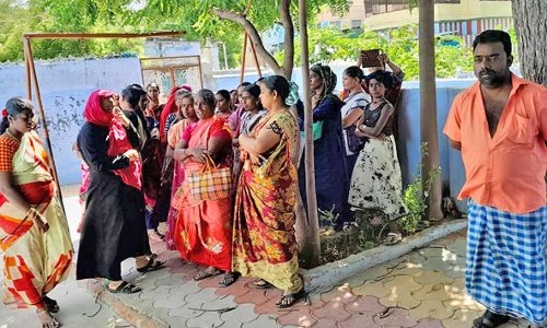 டவுனில் தொடக்க பள்ளி மாணவர்களின் பெற்றோர்கள் போராட்டம்