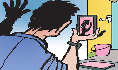 சிறுமி குளிப்பதை செல்போனில் படம் பிடித்த வாலிபர் போக்சோவில் கைது