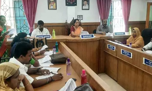 கூடலூரில் சாலைகளில் கால்நடைகள் சுற்றி திரிவதை தடுக்க நடவடிக்கை எடுக்க வேண்டும்-நகராட்சி கூட்டத்தில் கவுன்சிலர்கள் கோரிக்கை